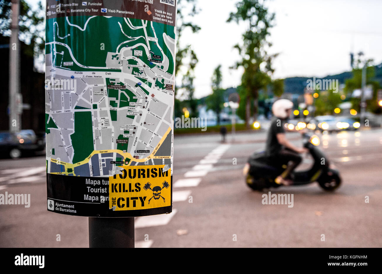 Tourisme tue la ville autocollant sur une carte routière de la ville de Barcelone, Espagne. Banque D'Images