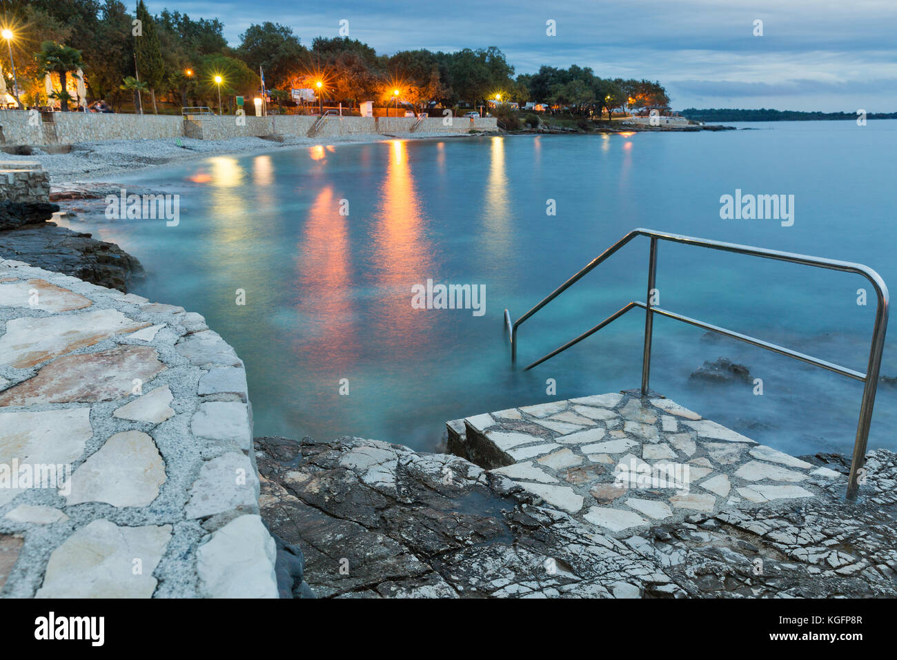 Méditerranée sumer resort sur la mer adriatique plage rocheuse au soir. Istrie, Croatie Banque D'Images
