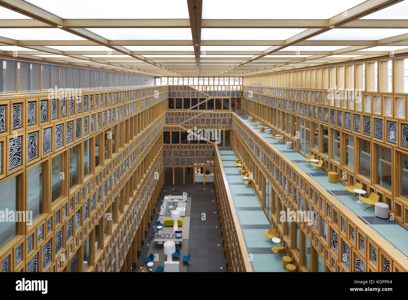 Un atrium central vu de niveau supérieur. L'Hôtel de ville de Deventer, Deventer, Pays-Bas. Architecte : Neutelings Riedijk Architects, 2016. Banque D'Images