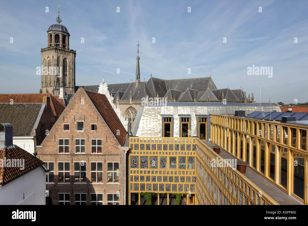 Vue depuis la passerelle sur le toit au-dessus des toits vers Grote Kerkhof. L'Hôtel de ville de Deventer, Deventer, Pays-Bas. Architecte : Neutelings Riedijk Architects, 20 Banque D'Images
