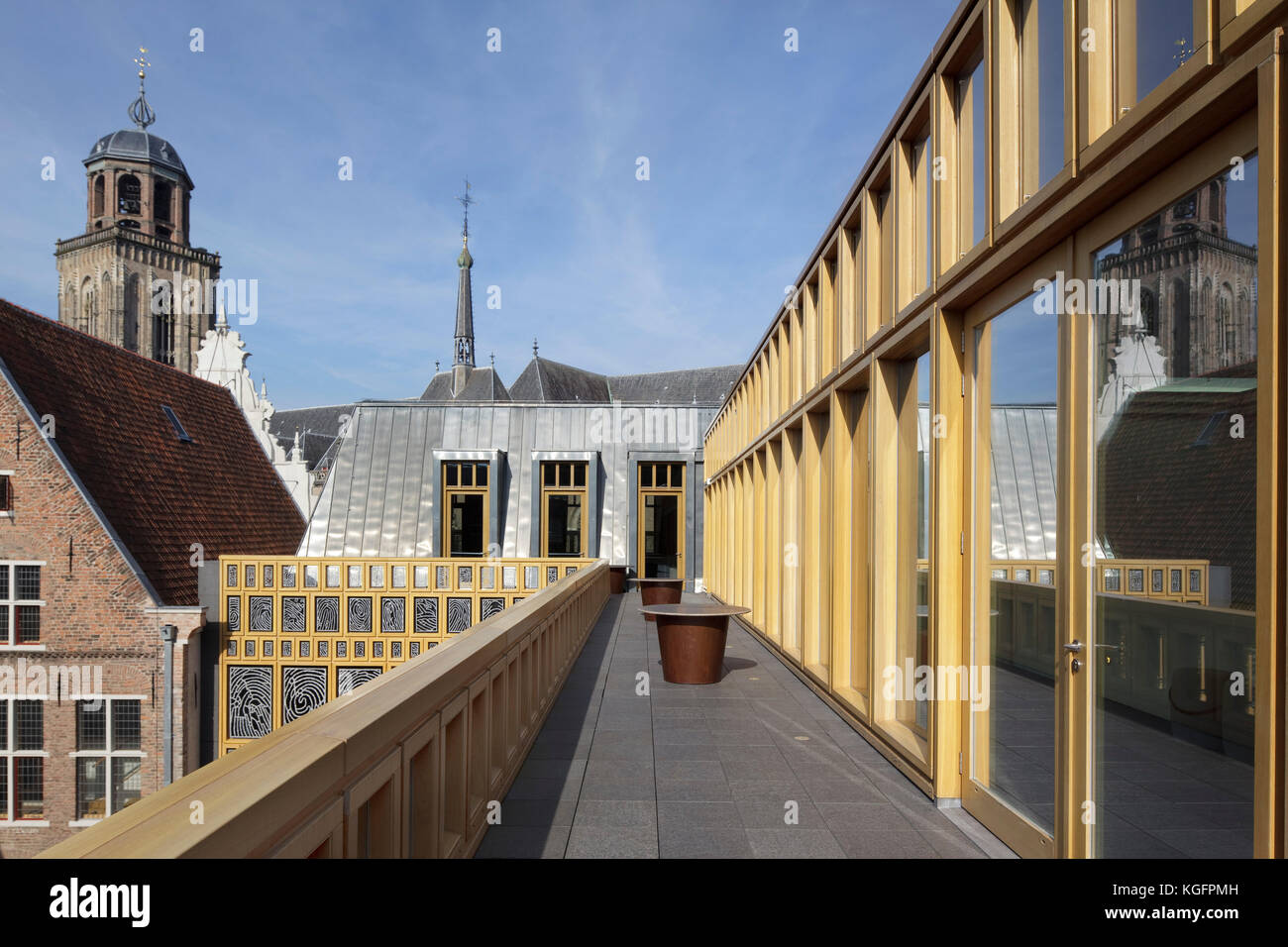 Vue depuis la passerelle sur le toit au-dessus des toits vers Grote Kerkhof. L'Hôtel de ville de Deventer, Deventer, Pays-Bas. Architecte : Neutelings Riedijk Architects, 20 Banque D'Images