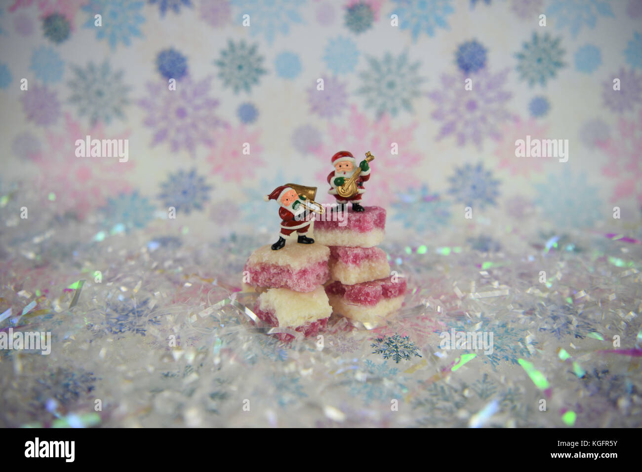 Noël Nourriture Photographie Photo de l'anglais à l'ancienne rose blanc sucre glace coco bonbons avec snowflake background dans des tons pastel Banque D'Images