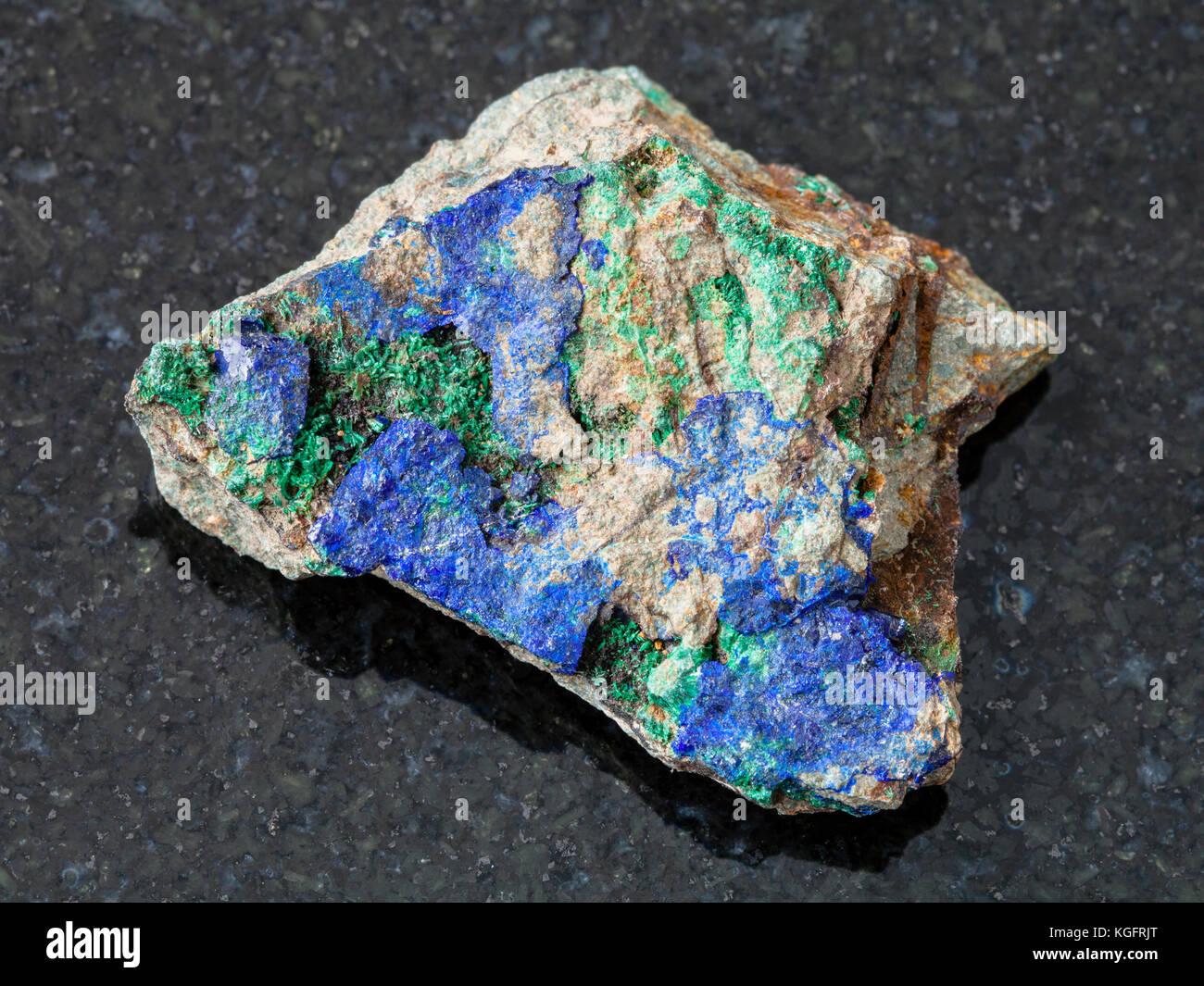 La prise de vue macro des eaux minérales naturelles rock specimen - bleu azurite et malachite verte sur les matières premières sur la pierre de granit sombre arrière-plan d'Oural, Russie Banque D'Images