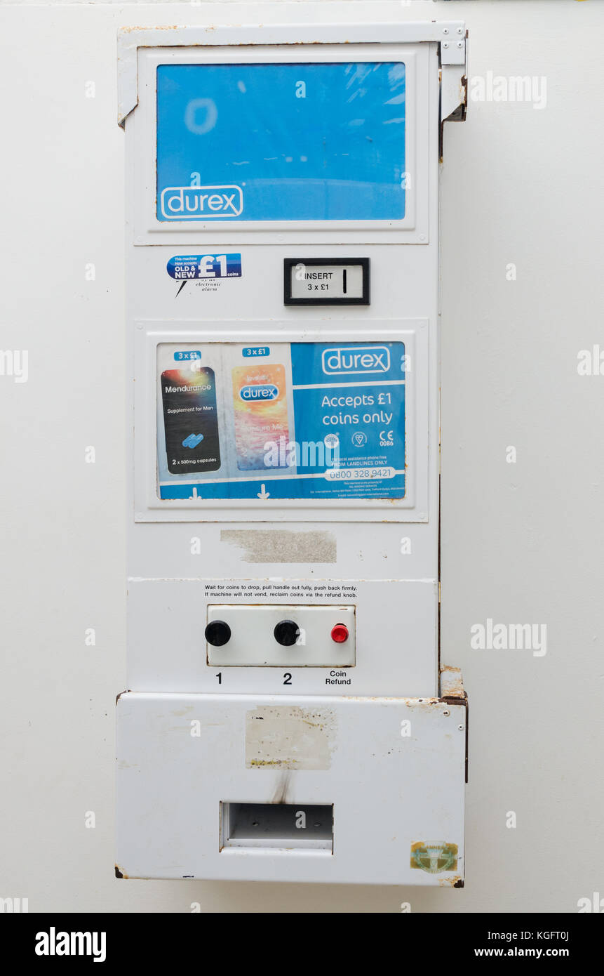 Une prise murale avec préservatif Durex distributeur automatique dans les toilettes publiques sur l'Hoe Road, Plymouth, UK Banque D'Images