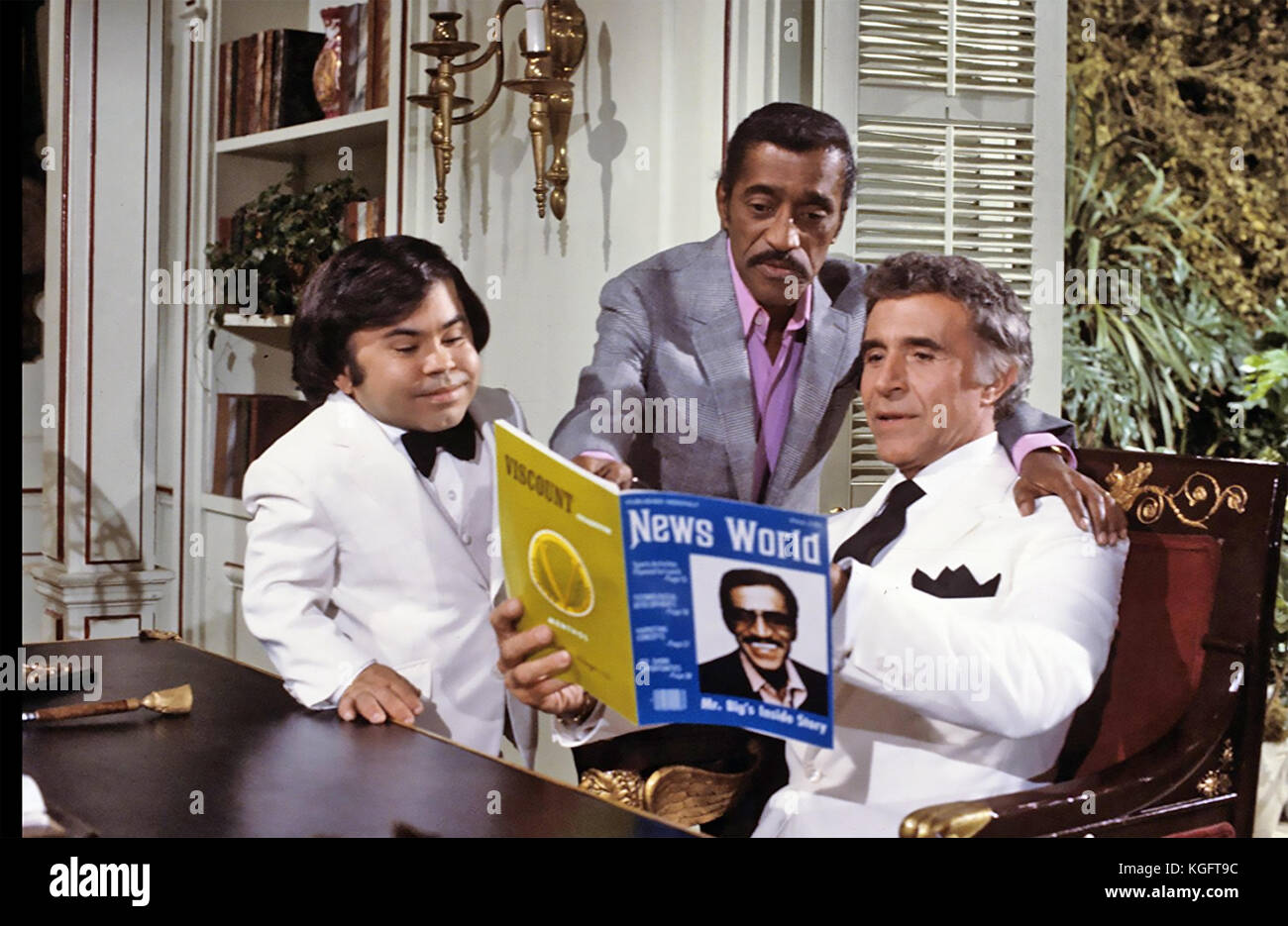 Fantasy ISLAND ABC TV série 1977-1984 avec Ricardo Montalban à droite, Herve Villechaize et la Star invitée Sammy Davis Jr dans l'épisode 1984 'Mr. Bojangles et le Dancer' Banque D'Images