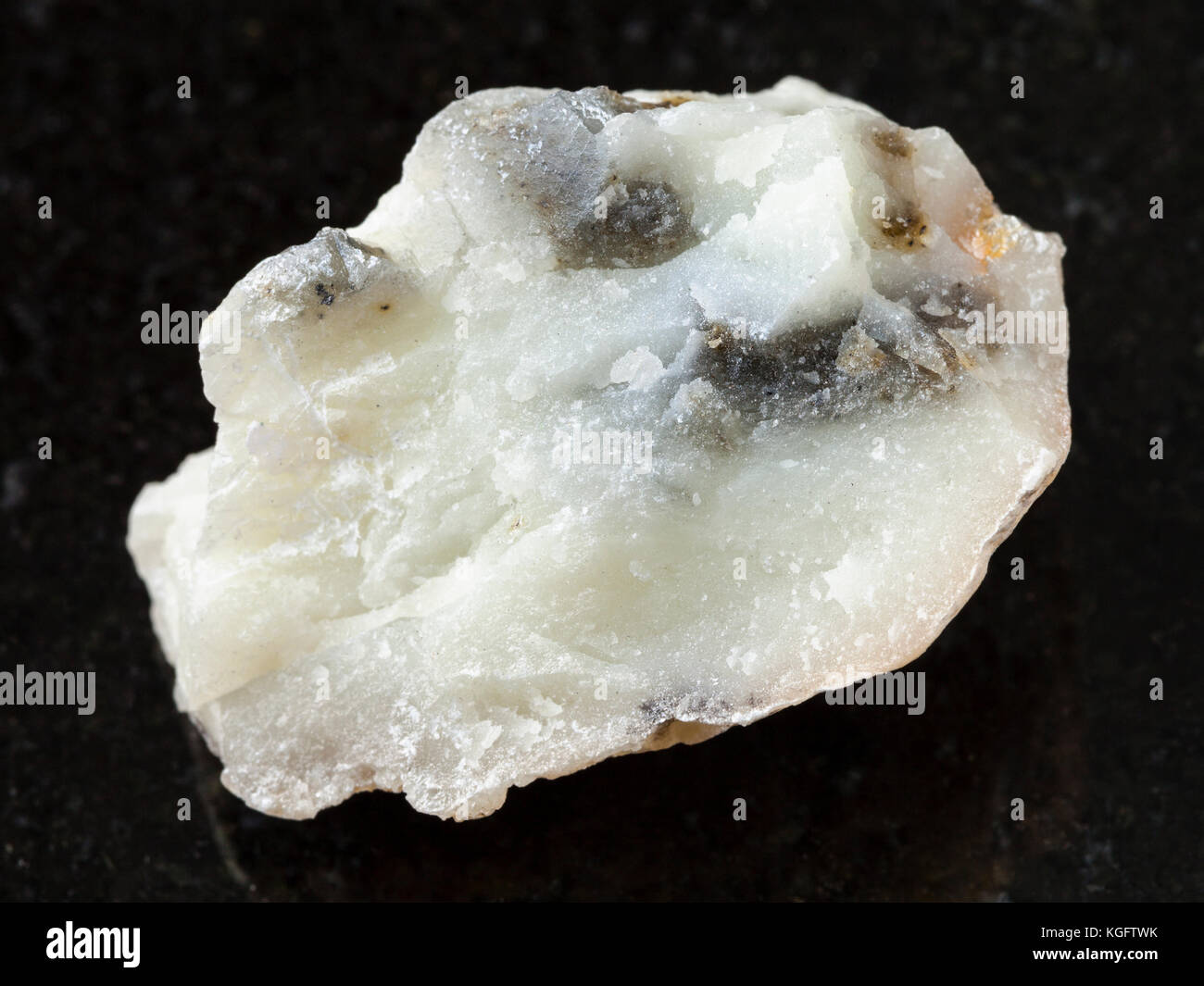 La prise de vue macro des eaux minérales naturelles et des matières premières - l'échantillon de roche en pierre de talc sur fond de granit foncé à partir de la région d'Irkoutsk Banque D'Images