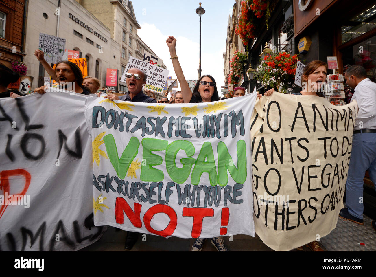 Les activistes végétaliens criant et chantant en marchant dans Whitehall Londres pendant une manifestation de protestation pour les droits des animaux mars rallye. Banner Banque D'Images