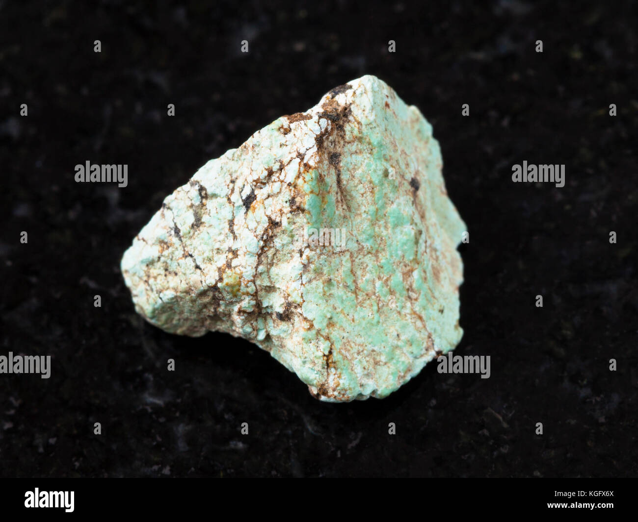 La prise de vue macro des eaux minérales naturelles rock specimen - pierre turquoise vert rugueux sur fond de granit sombre Banque D'Images