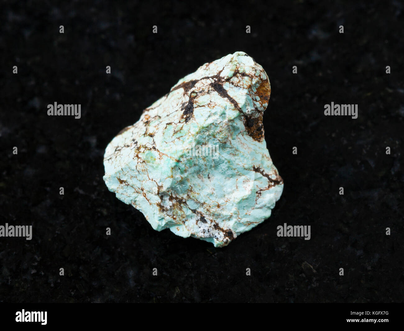 La prise de vue macro des eaux minérales naturelles et des matières premières - l'échantillon de roche pierre turquoise vert foncé sur fond de granit Banque D'Images