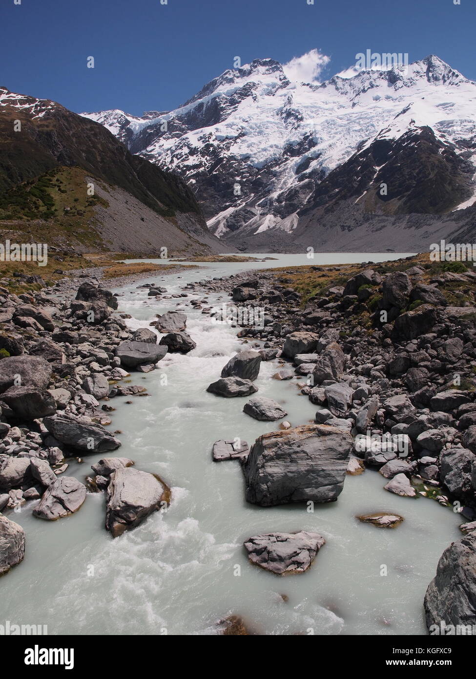 L'eau de glacier laiteux de faire son chemin en aval, Nouvelle-Zélande Banque D'Images