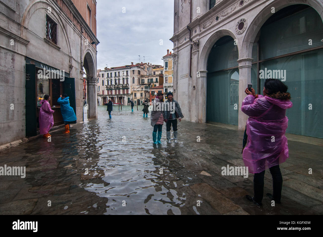 Venise, Italie. 07Th novembre, 2017. Les touristes prendre des photos lors d'une marée haute, le 7 novembre 2017 à Venise, Italie. Banque D'Images