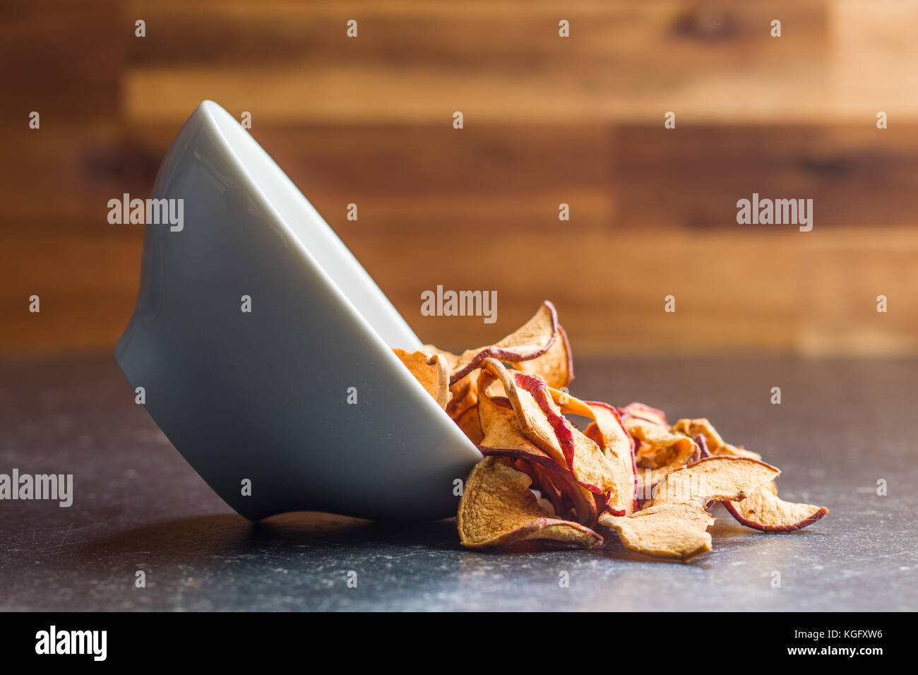 Tranches de pommes séchées dans un bol. Banque D'Images