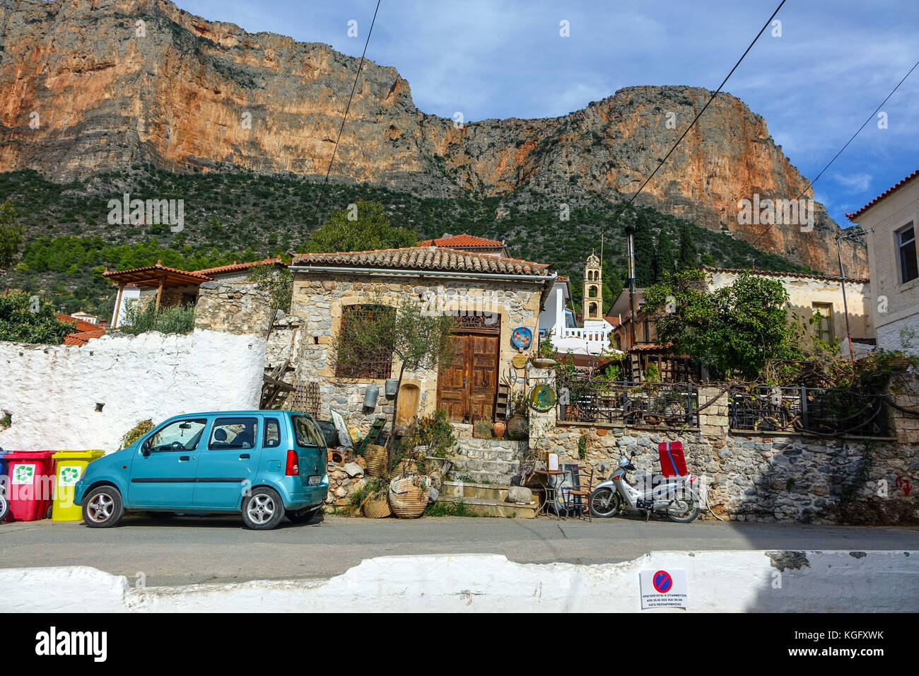 Maisons anciennes et falaises environnantes, Leonidio, Peleponnese, Grèce Banque D'Images