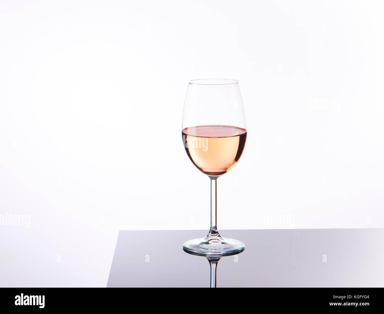 Verre de vin rose sur fond blanc Banque D'Images