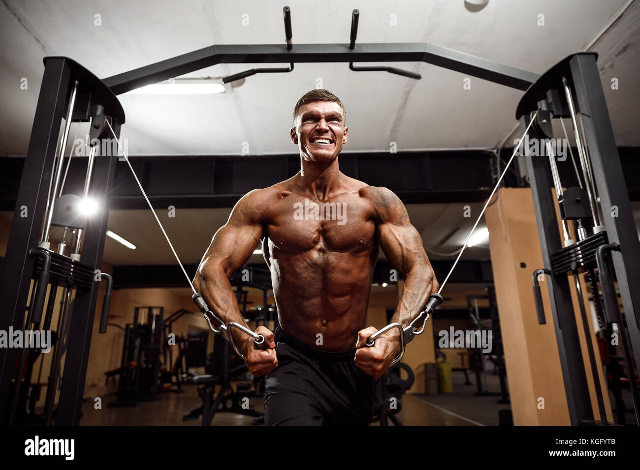 Bodybuilder travaille sur sa poitrine avec cable crossover dans une salle  de sport Photo Stock - Alamy