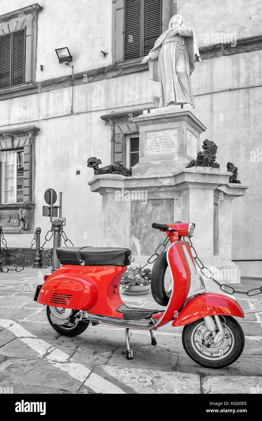 Une Vespa rouge garée dans le centre historique de Cortona, Toscane, Italie Banque D'Images