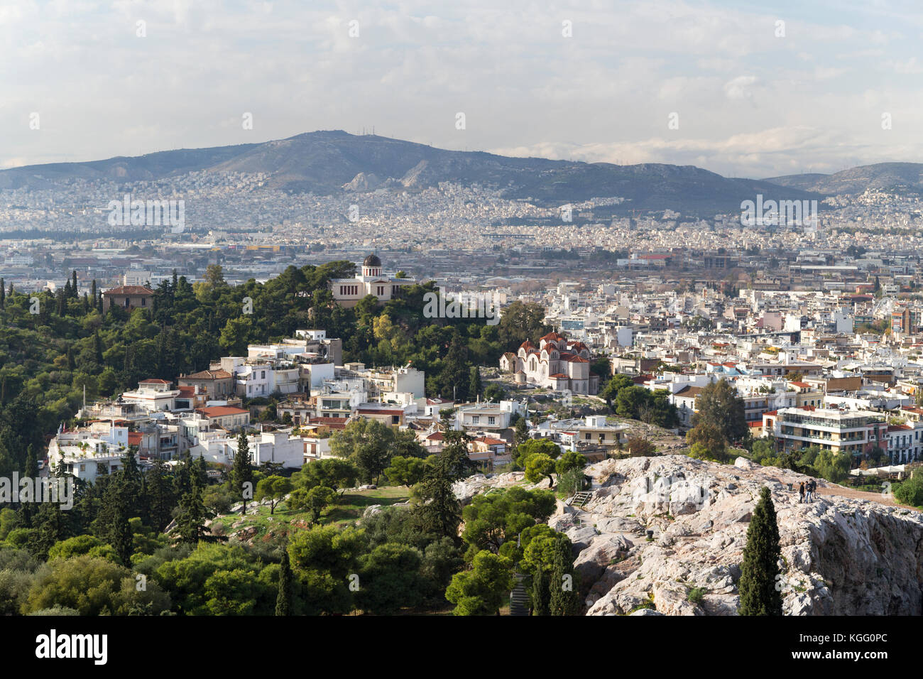 Grèce, Athènes, vue sur Athènes vers Filopappos Hill de l'aréopage rock. Banque D'Images