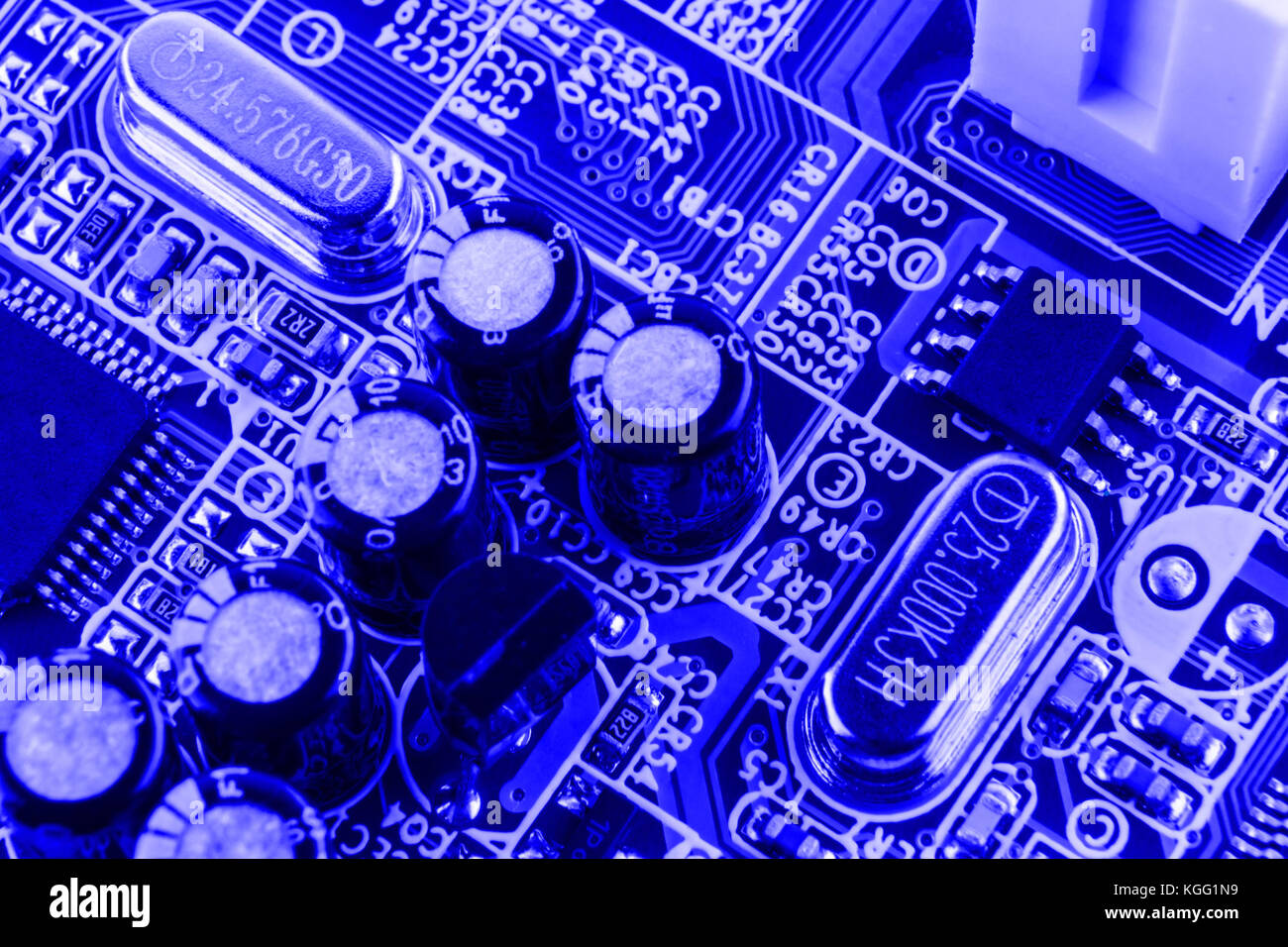 Résistances, condensateurs et autres composants électroniques du micro chip à l'intérieur de l'ordinateur de près. Banque D'Images