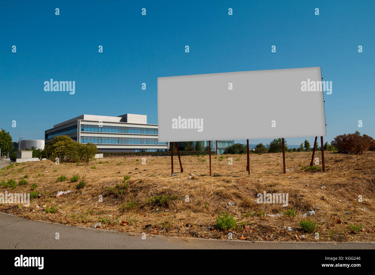 Blank billboard dans une parcelle à vendre, le développement Banque D'Images