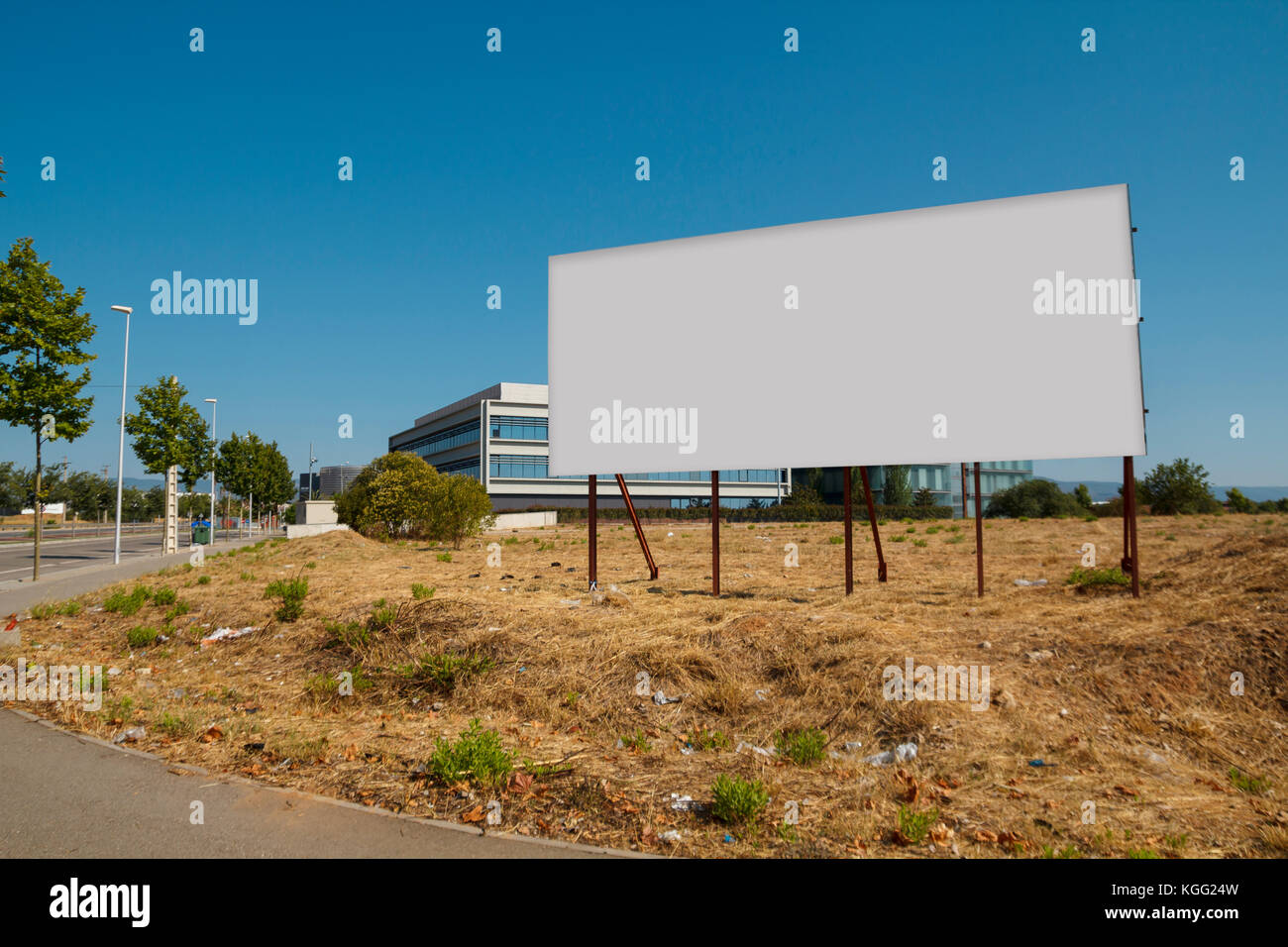 Blank billboard dans une parcelle à vendre, le développement Banque D'Images