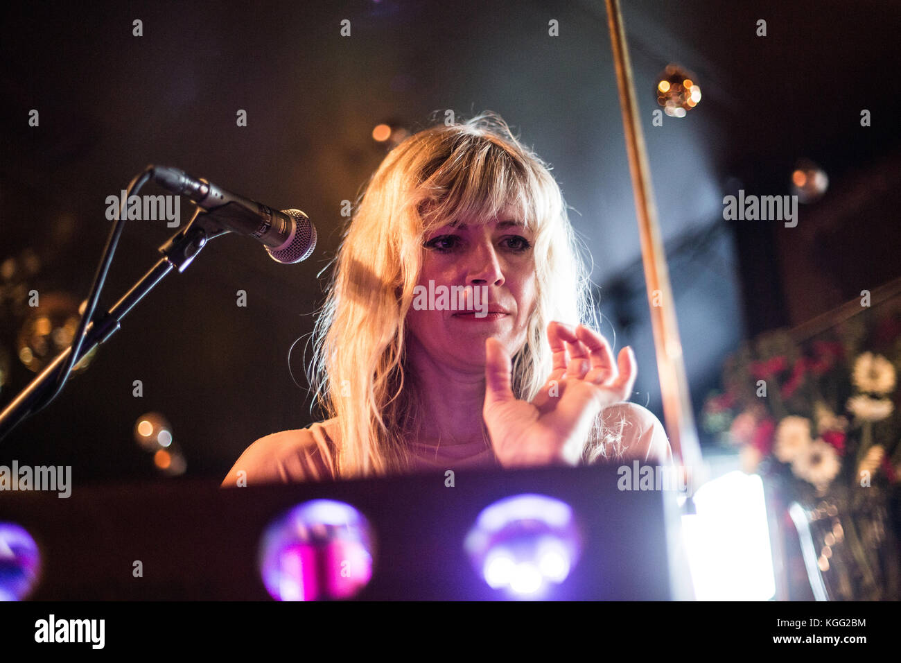 Dorit Chrysler (née Dorit Kreisler), multi-instrumentiste et chanteuse autrichienne Dorit Chrysler, donne un concert intime au café Intime de Copenhague. Le concert faisait partie du festival international de musique électronique STRØM Festival 2014. Danemark, 11/08 2014. Banque D'Images