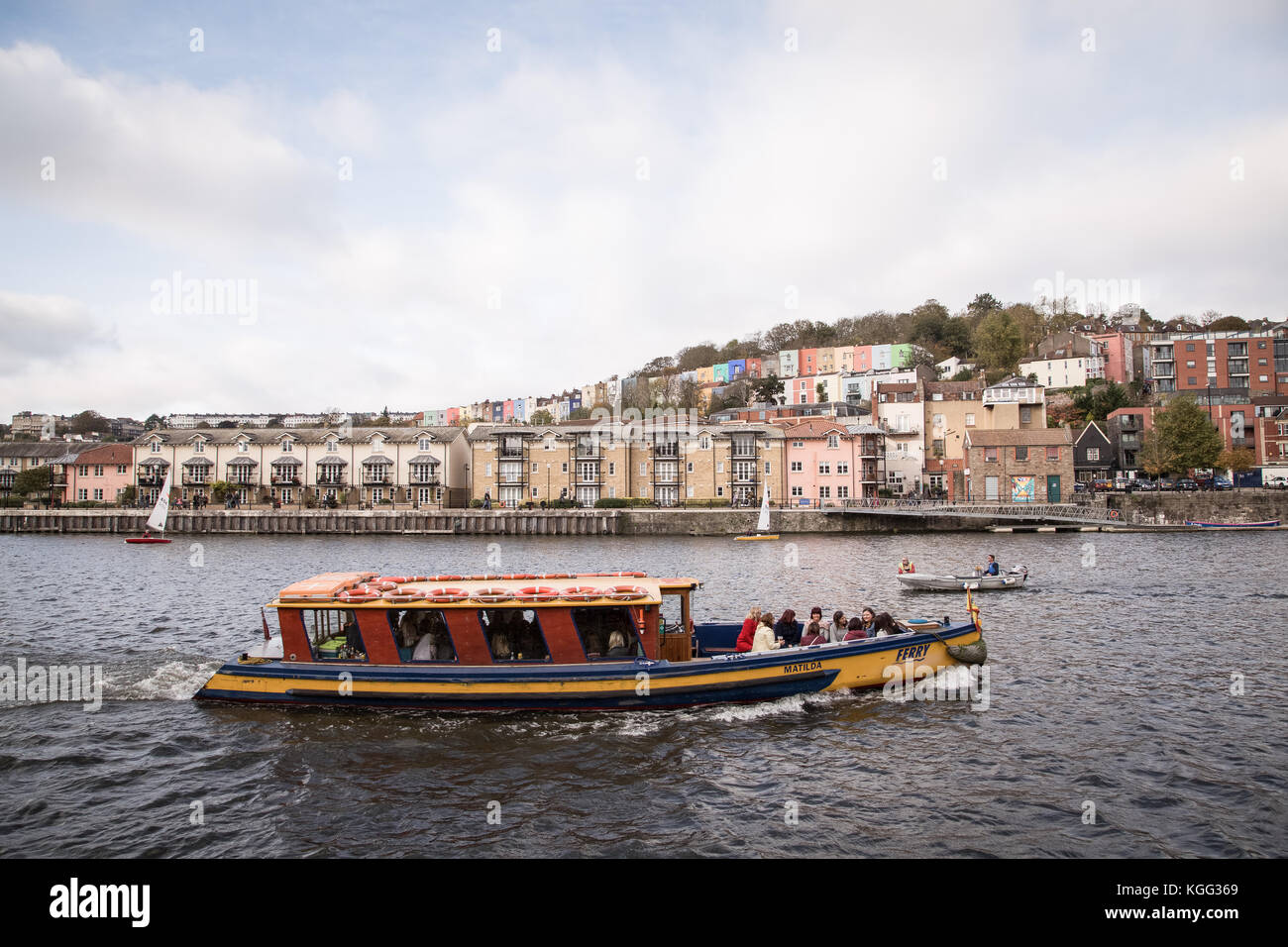 Une vue sur le fleuve et les bâtiments colorés à condensats chauds à Bristol, Angleterre, Royaume-Uni. Banque D'Images