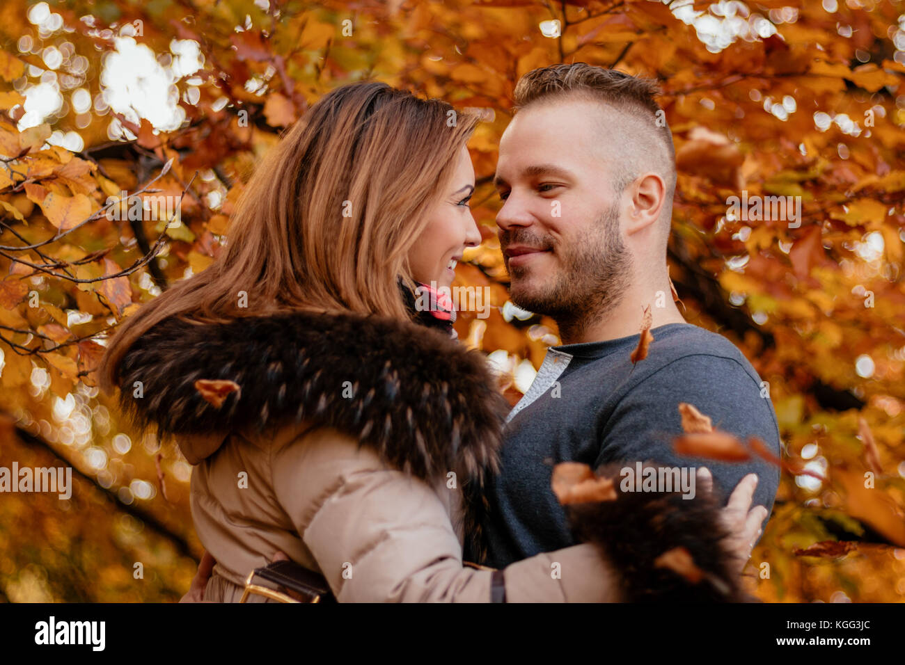 Portrait d'un beau jeune couple sous le soleil de forêt en automne couleurs. Ils sont à adopté. Banque D'Images