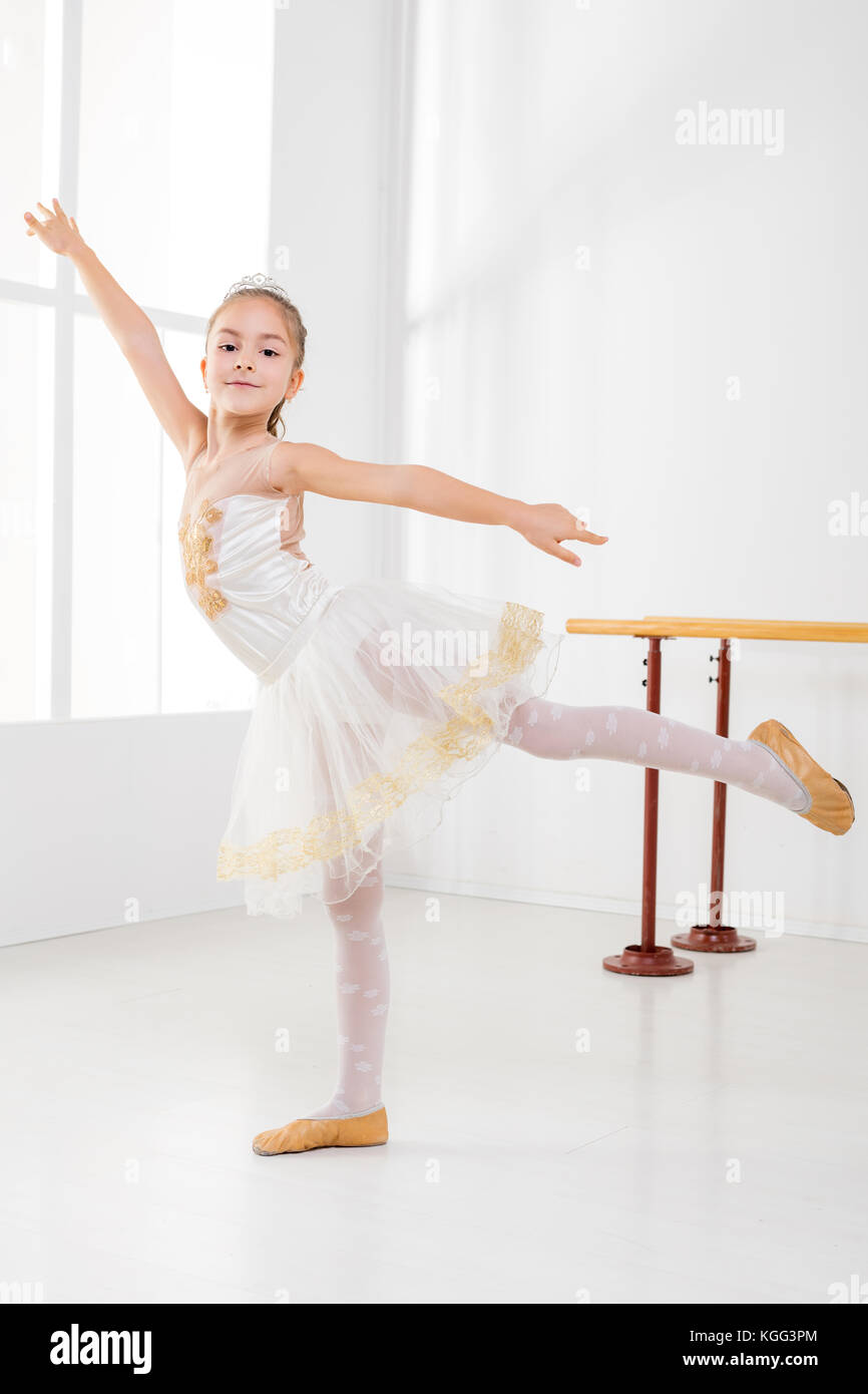 Cute little girl practicing ballet et à la recherche à l'appareil photo. Banque D'Images