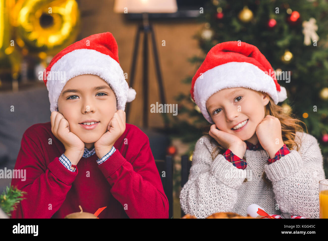 Frère et soeur dans santa hats Banque D'Images