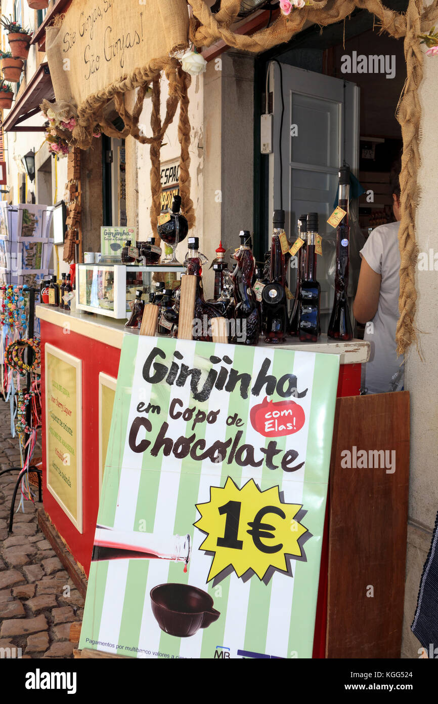 Publicité dans un signe Ginjinha chocolat jusqu'à l'extérieur d'une boutique dans la ville médiévale d'Obidos, Portugal, Octobre 2017 Banque D'Images