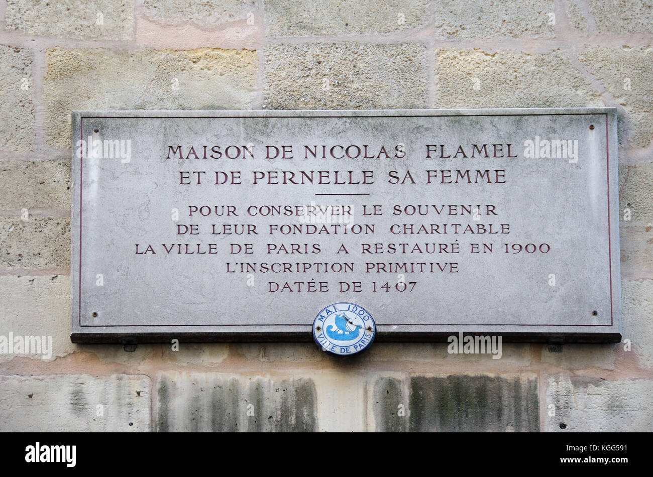 Paris, France. Maison de Nicolas Flamel au No 51 rue de Montmorency. Plus ancienne maison en pierre à Paris. Construit 1407, maintenant un restaurant. Plaque sur la façade Banque D'Images