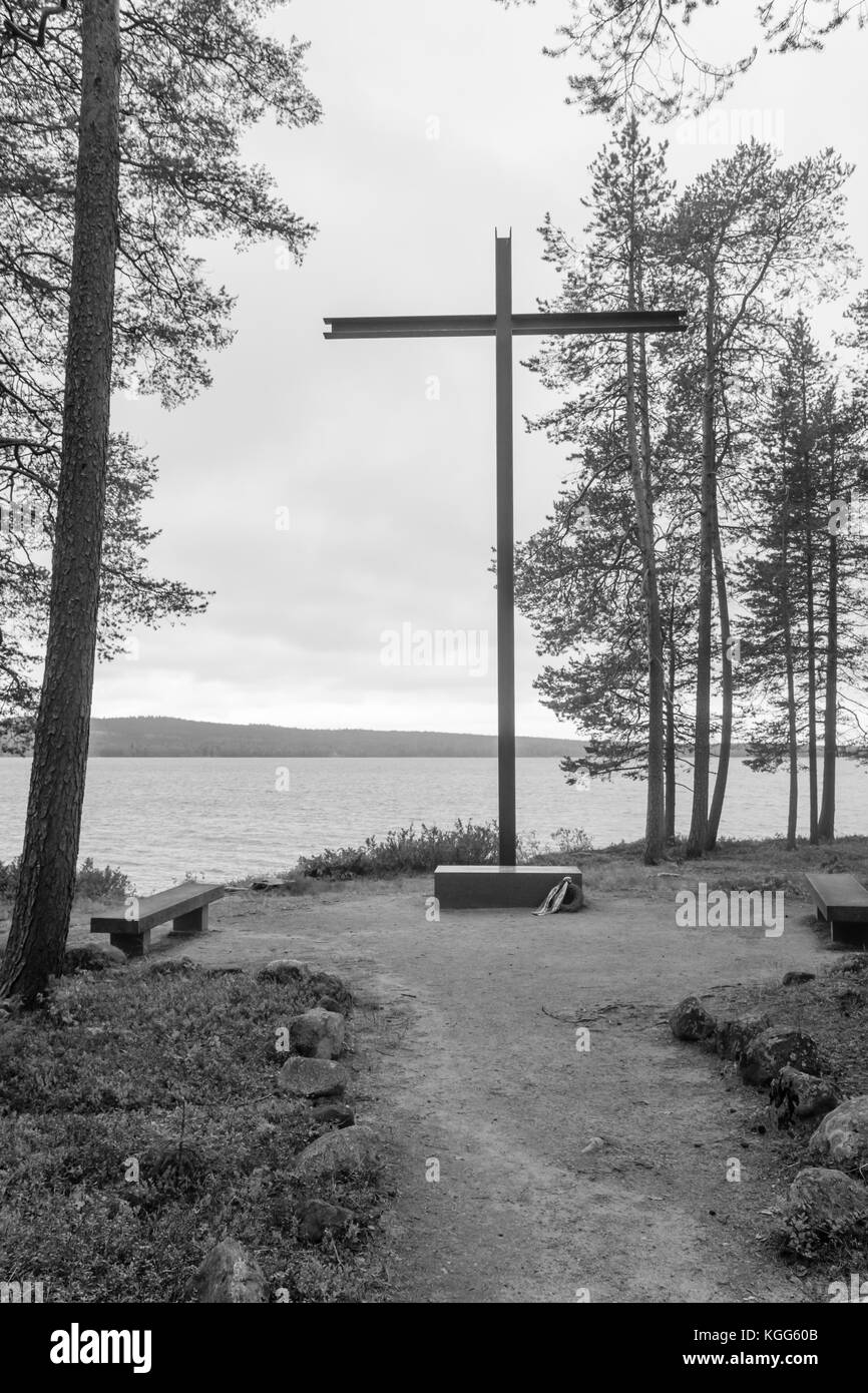 Rovaniemi, Finlande - le 22 juin 2017 : mausolée et mémorial pour soldat allemand qui est mort lors de la deuxième guerre mondiale, le lac norvajarvi, au nord de Rovaniemi, Laponie, Finlande Banque D'Images