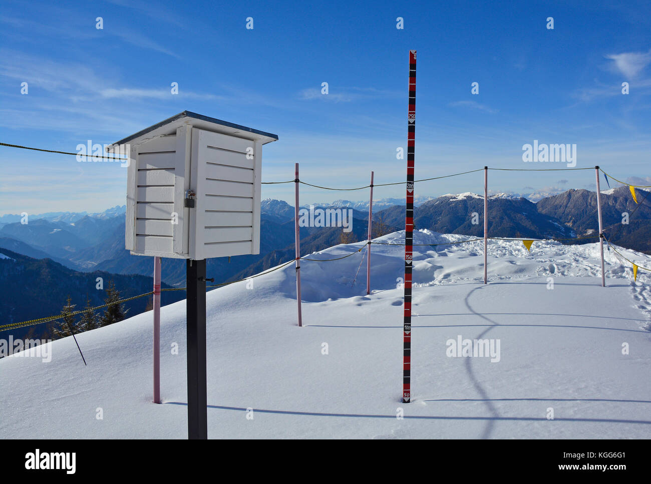 Une station météo dans la neige sur le monte lussari dans la région de Frioul-Vénétie julienne, au nord est de l'italie Banque D'Images