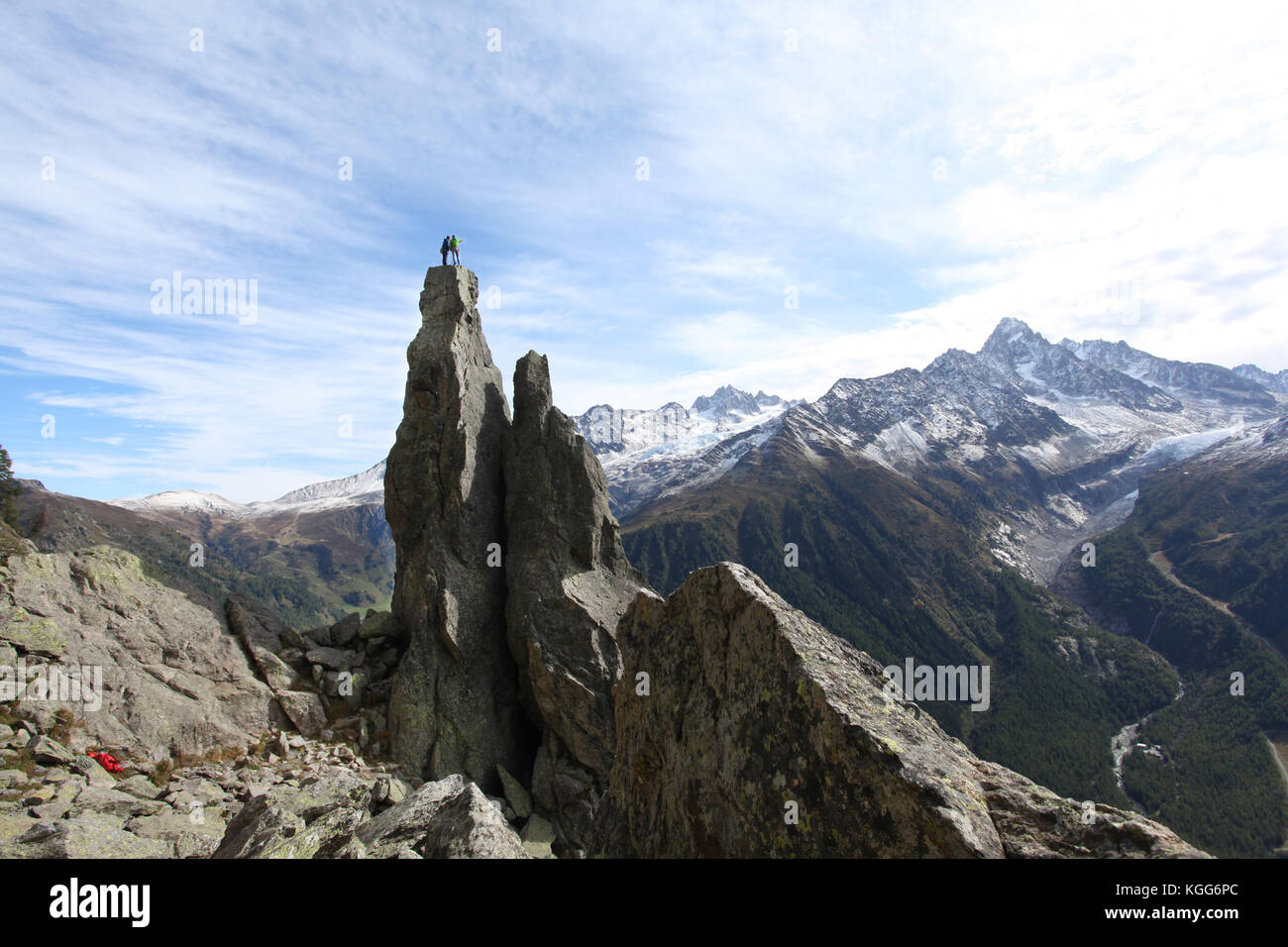 Grimpeurs sur un totem naturel extrême donnant sur la magnifique vue sur le mont blanc en france Banque D'Images