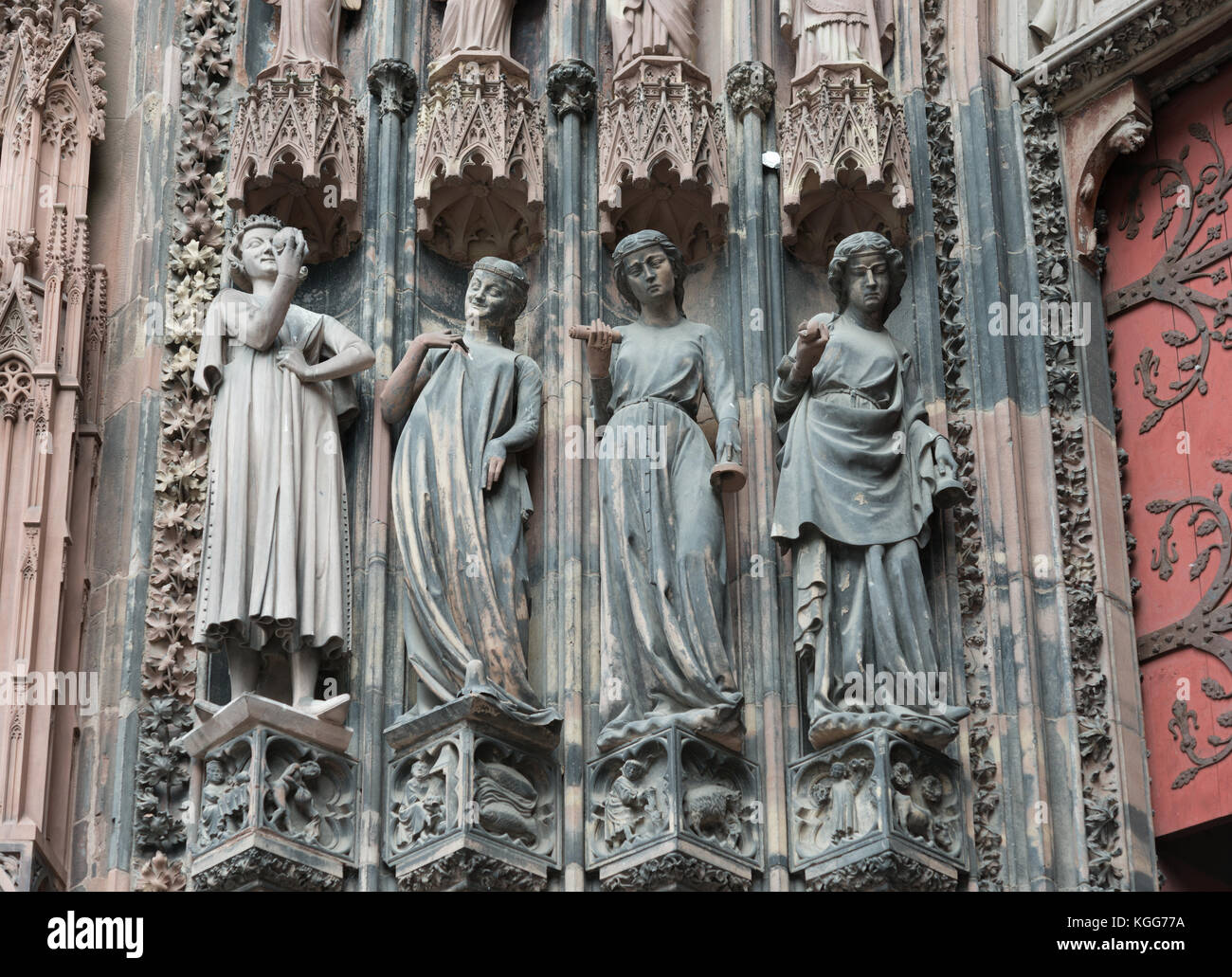 Statues sur la façade de la cathédrale de Strasbourg Banque D'Images