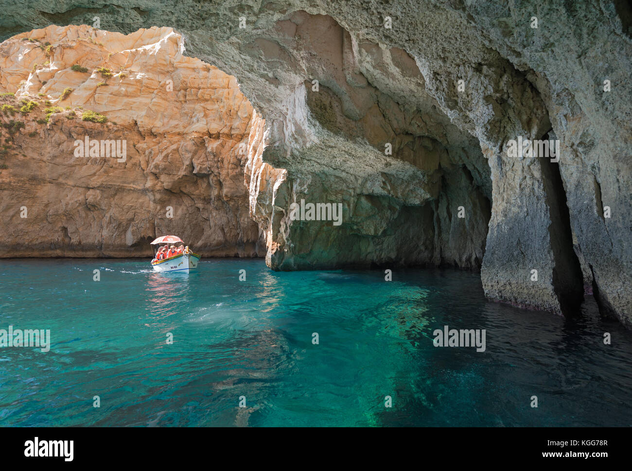 Bateau dans la grotte bleue (Malte) Banque D'Images