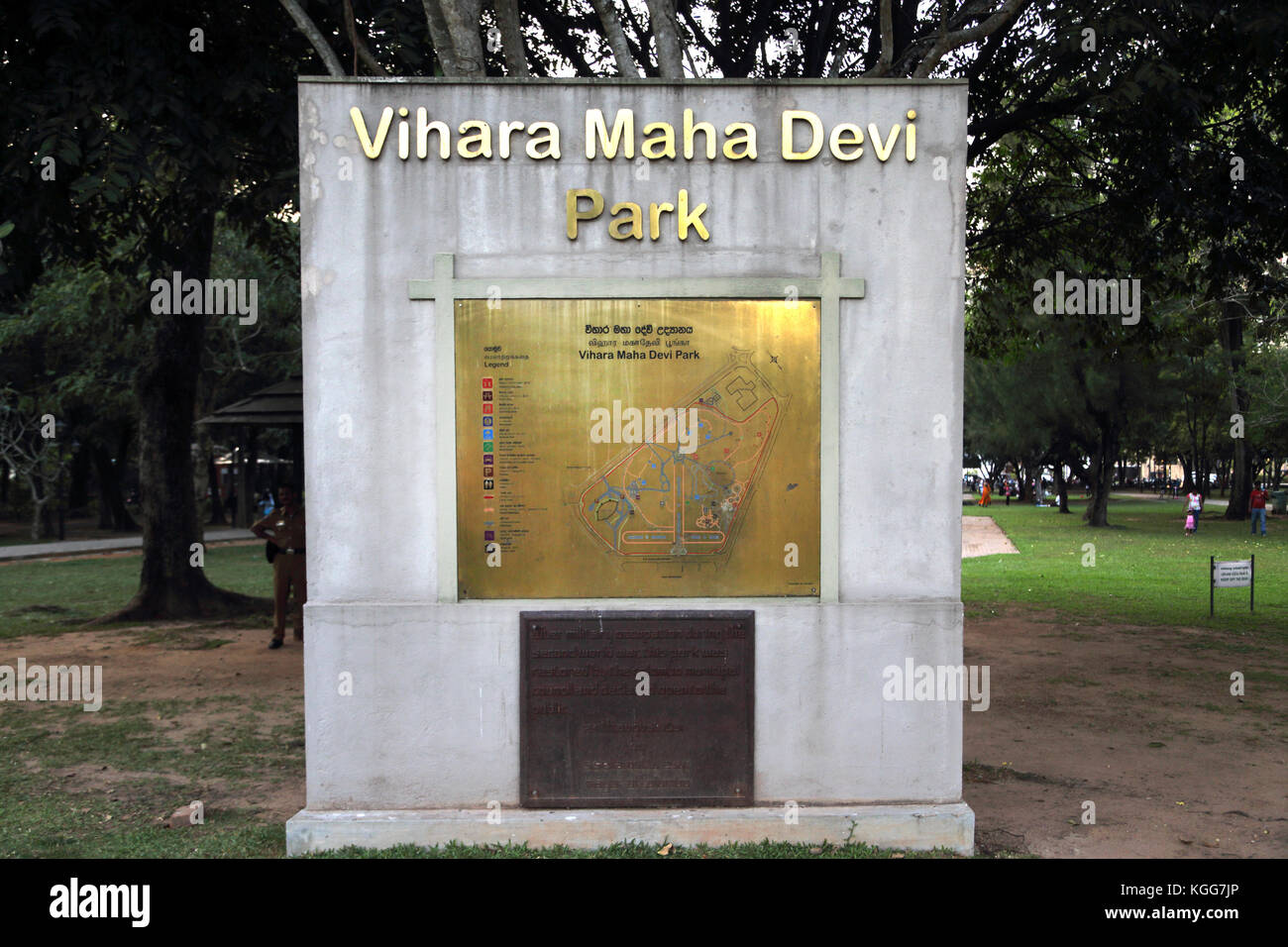 Parc Viharamahadevi Hunupitiva Colombo Sri Lanka signe multilingue carte du parc Banque D'Images
