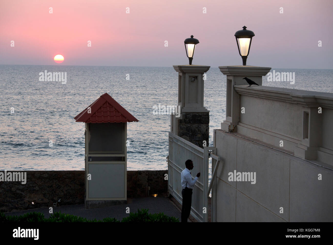 Sri Lanka Colombo au coucher du soleil de l'Océan Indien garde dans la porte de Galle Face Green Hotel Banque D'Images