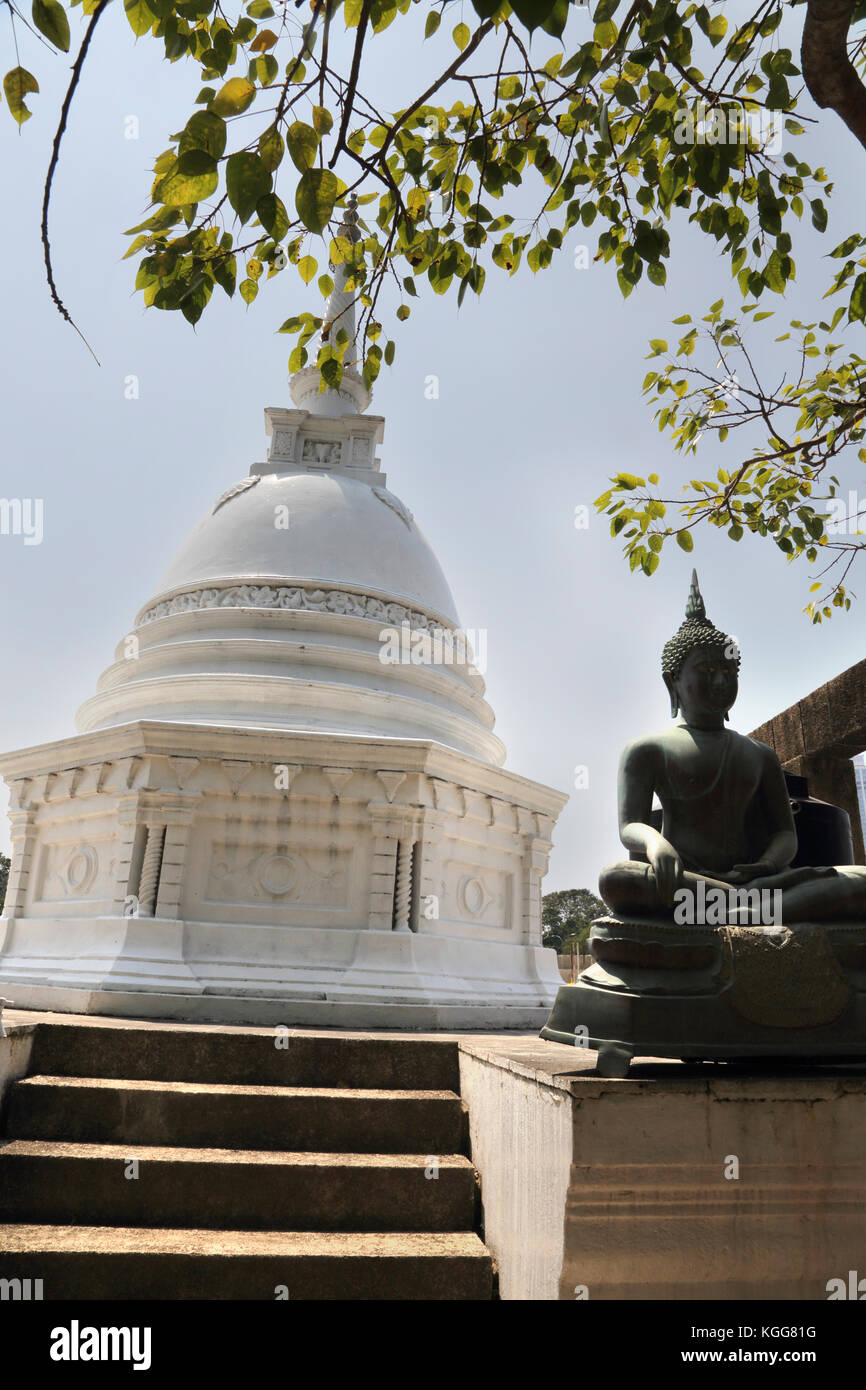 Seema Malaka Temple Sri Lanka Colombo Stupa Blanc et Bouddha Thai en Bhumisparsa Mudra Banque D'Images