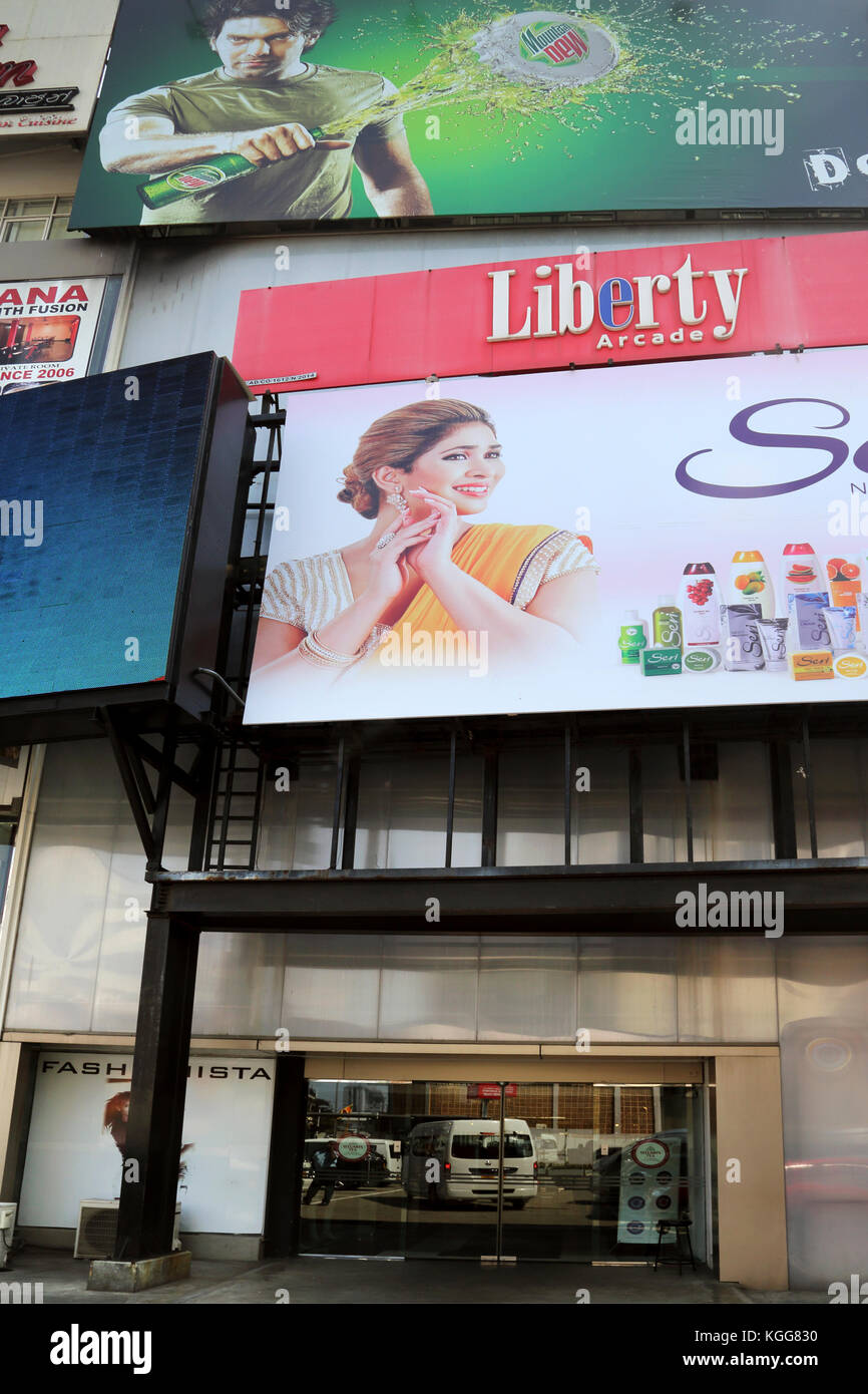 Colombo Sri Lanka Dharmapala Mawatha Liberty Arcade et panneaux Banque D'Images