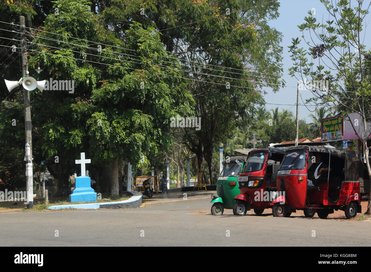 Basilique de Notre-Dame de lanka tewatte ragama Tuk Tuks garé au Sri Lanka Banque D'Images