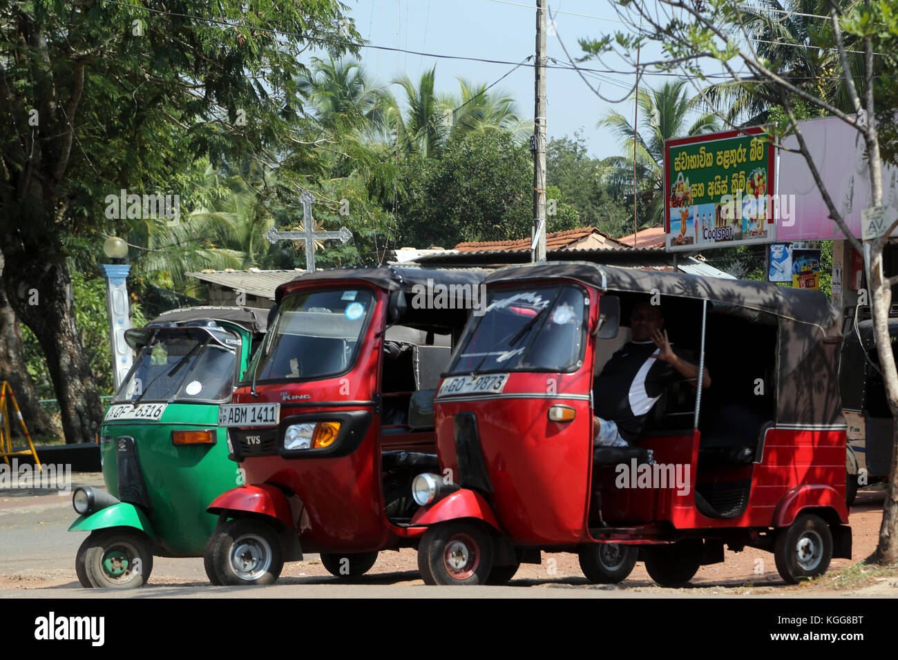 Basilique de Notre-Dame de lanka tewatte ragama Tuk Tuks garé au Sri Lanka Banque D'Images