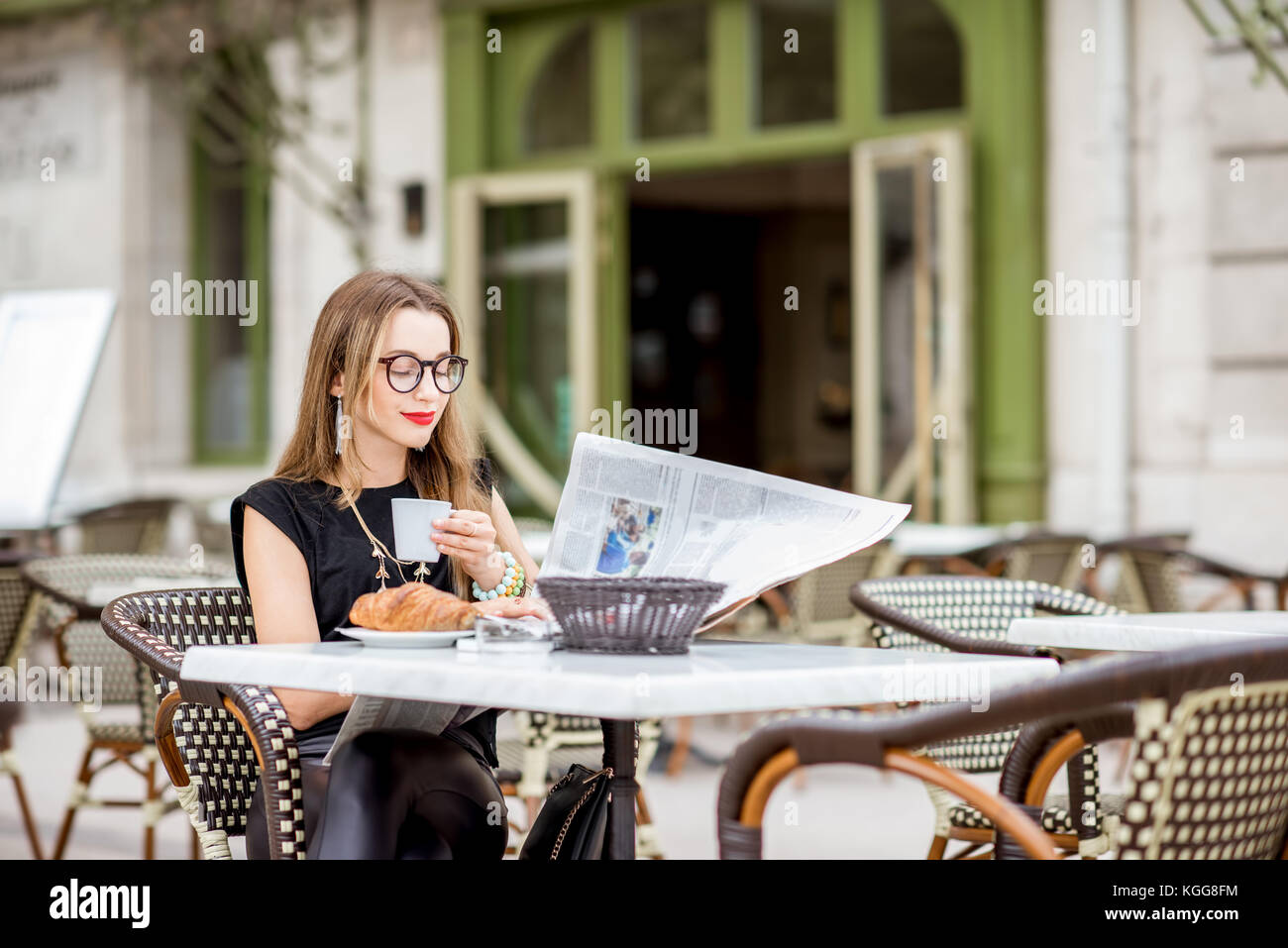 Femme au café français Banque D'Images