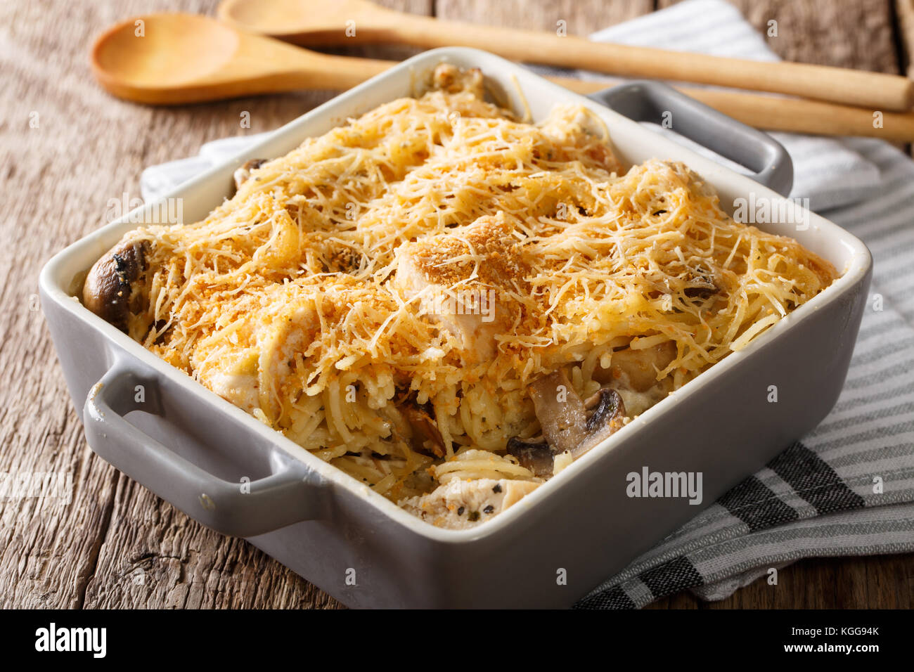 Tetrazzini à américain avec des spaghetti, champignons, fromage, poulet close-up dans une plaque pour la cuisson sur une table horizontale. Banque D'Images