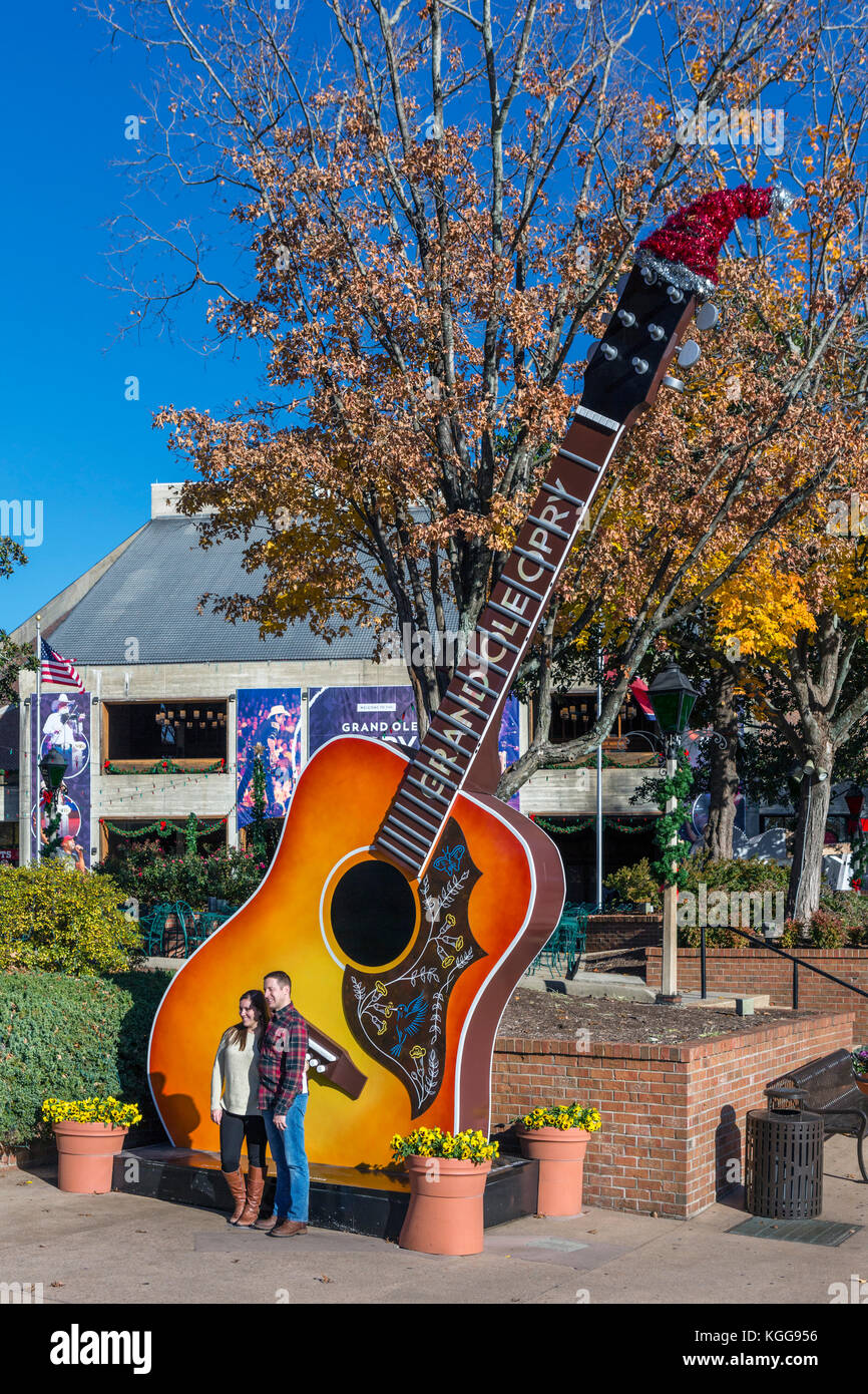 Couple posant pour une photo à l'extérieur du Grand Ole Opry, Nashville, Tennessee, USA Banque D'Images