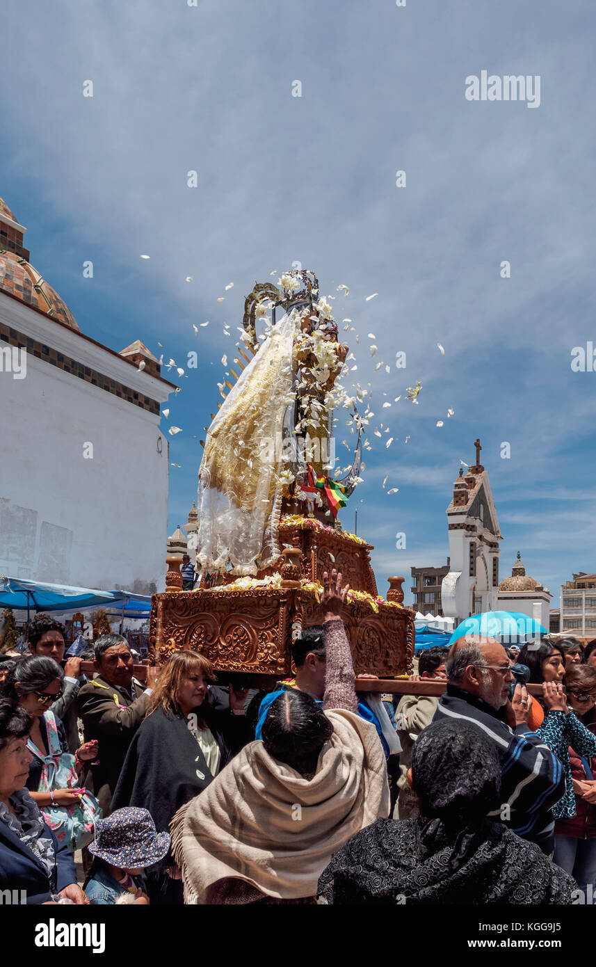 Notre Dame de Copacabana figure dans le cortège au cours de la Fiesta de la Virgen de la Candelaria, Copacabana, La Paz, Bolivie Ministère Banque D'Images