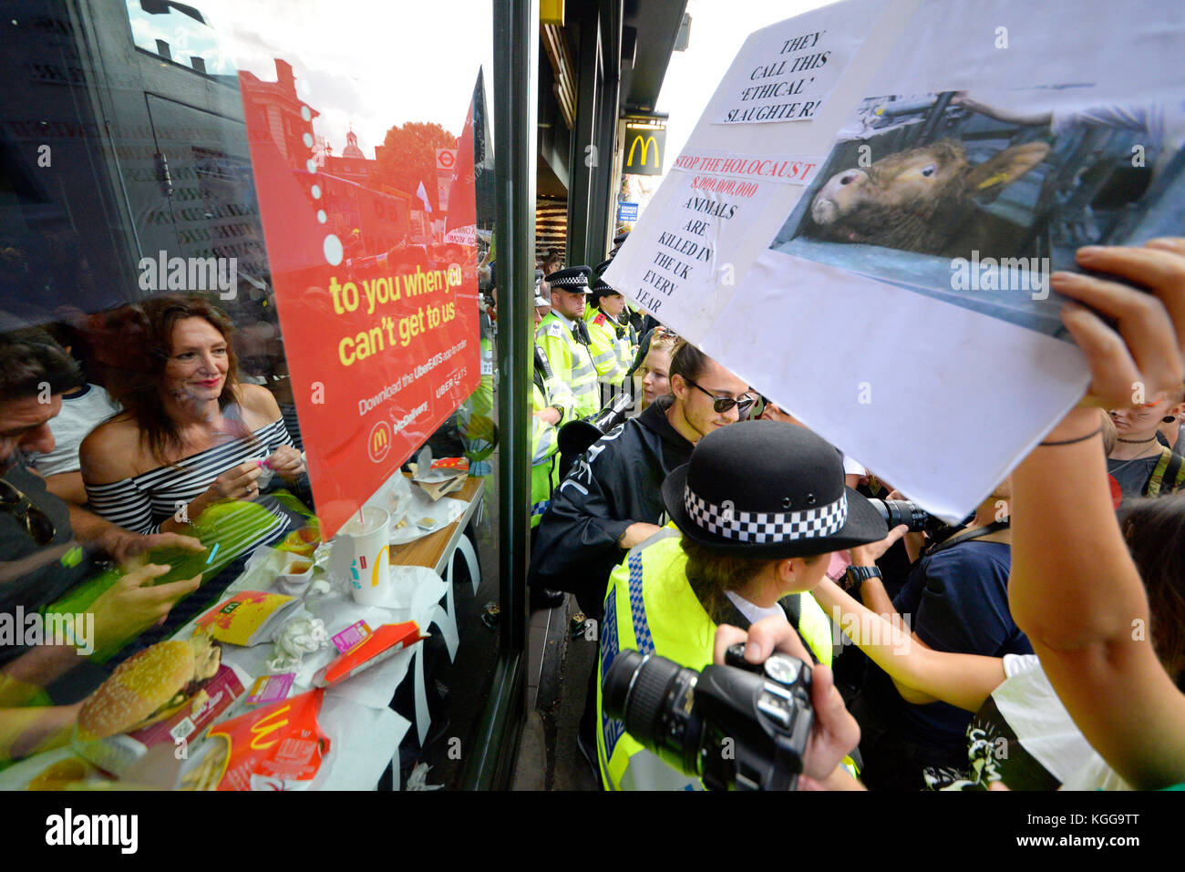 Les activistes végétaliens assiégeant un restaurant McDonalds dans Whitehall Londres pendant une manifestation de protestation pour les droits des animaux mars rallye. Cordon de police en place Banque D'Images