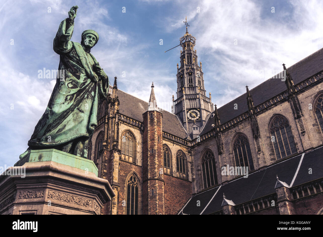 Le Grote Kerk (st.bavokerk), église protestante (ancienne cathédrale catholique), place du marché, avec statue en face de la ville de Haarlem, Pays-Bas Banque D'Images
