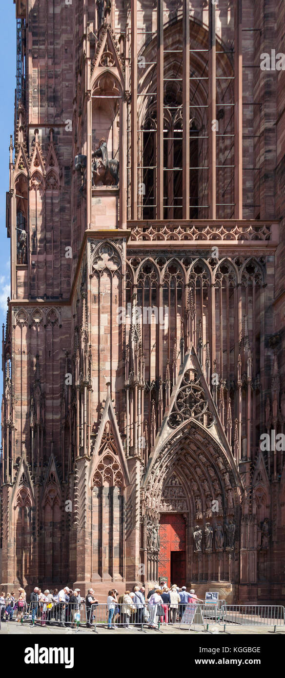 Touristes attendant d'entrer dans la cathédrale de Strasbourg, un chef-d'œuvre architectural gothique et un point de repère en Alsace, France. Banque D'Images