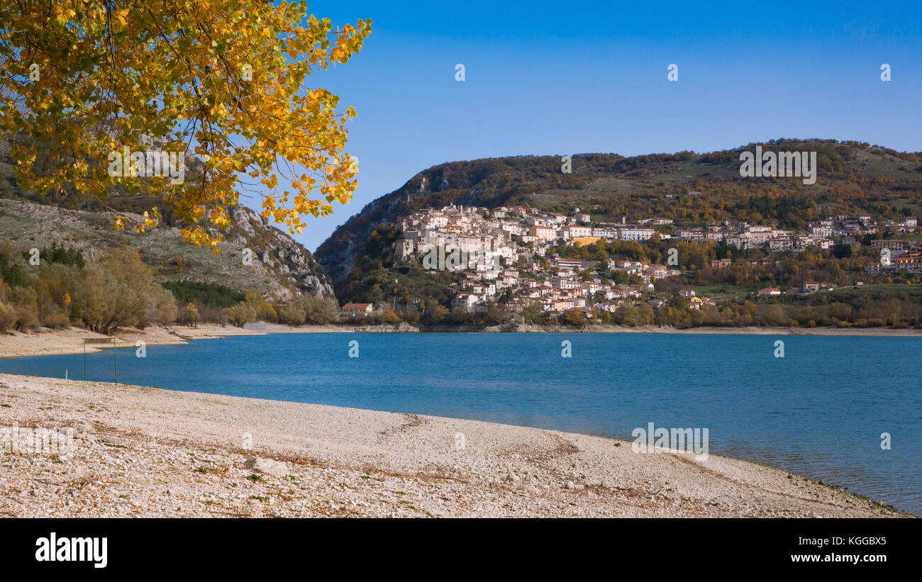 Le lac de barrea (Abruzzes, Italie) - l'automne dans le lac et ses couleurs roccaraso Banque D'Images